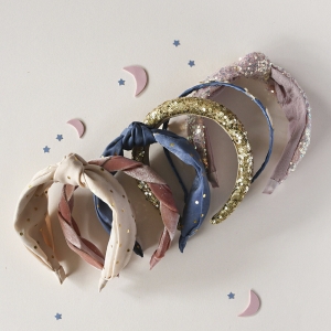 Блестяща диадема със златни пайети