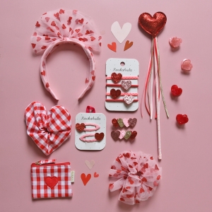 Диадема с тюлена панделка и блестящи сърца